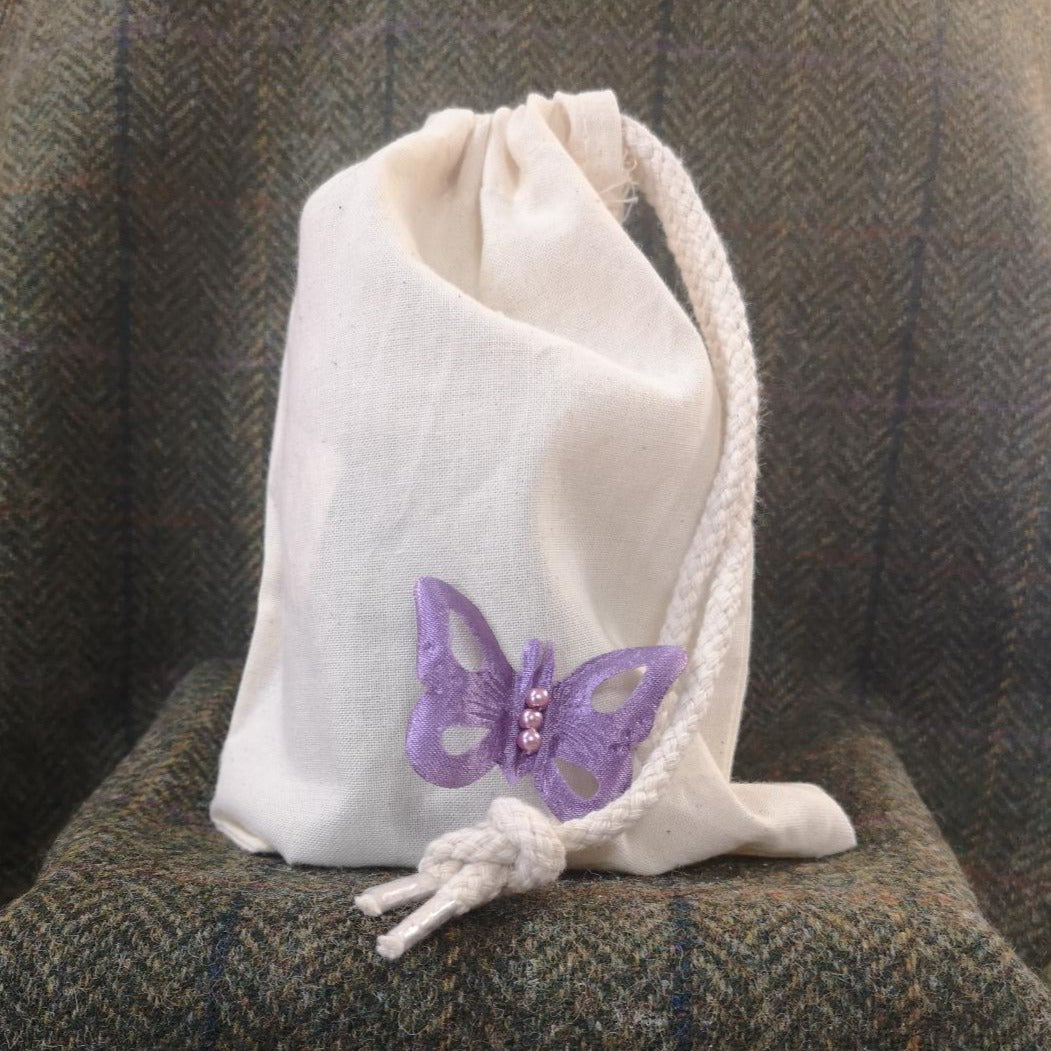 A natural coloured cotton drawstring bag to compliment.